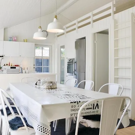 Three-bedroom Holiday In Hornbak Hornbæk